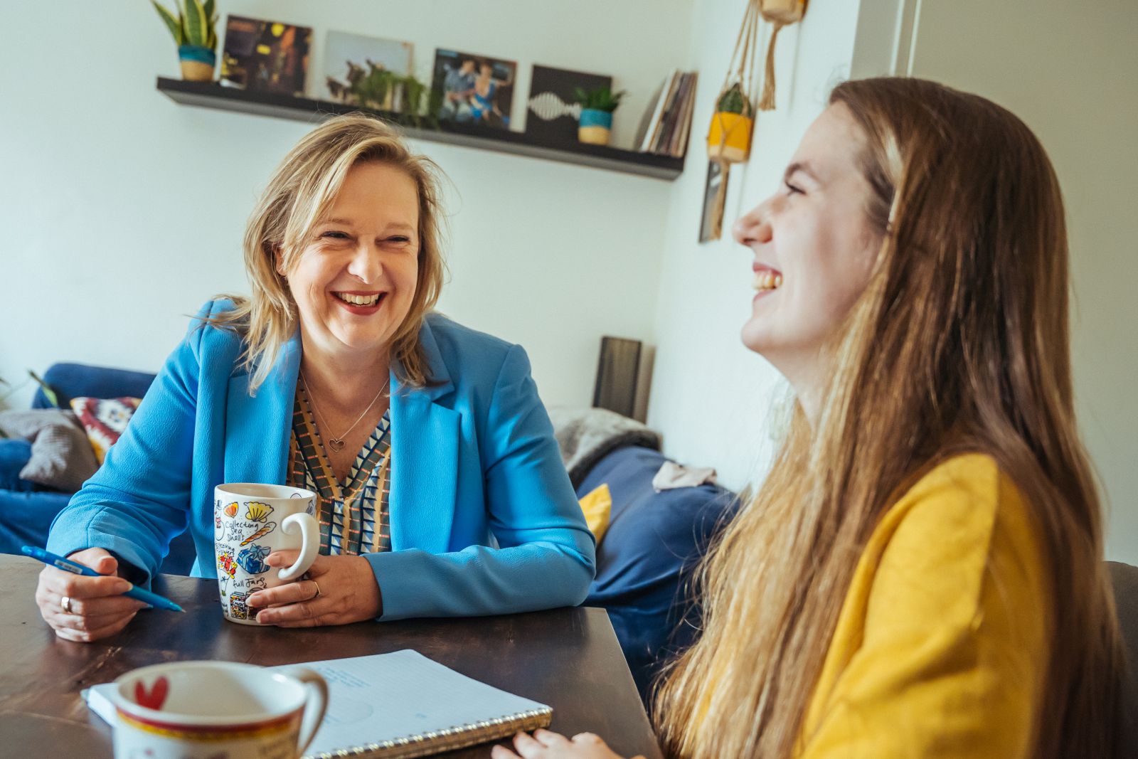 Twee vrouwen lachen en bespreken wat succesvol communiceren inhoudt