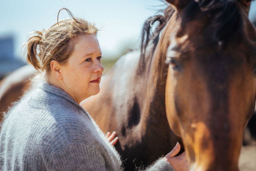 Paardencoach tijdens een paardencoachingsessie met paard