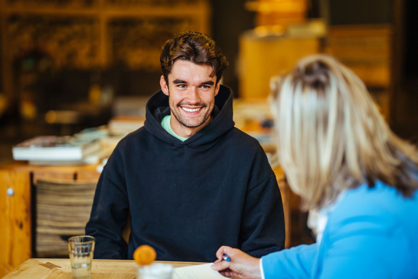 Jonge man in gesprek met vrouw over zijn ambities