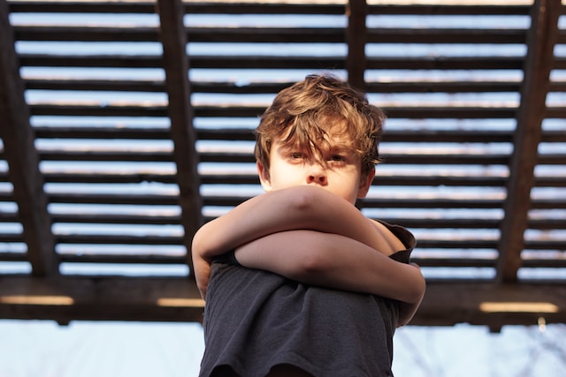 kind dat laat zien hoe het is om voor jezelf te kiezen door zichzelf te omarmen
